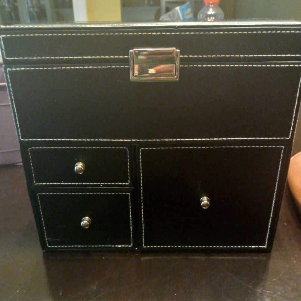 Can be a makeup case or jewelry box, square, leather case